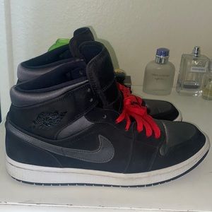Jordan 1s black mid